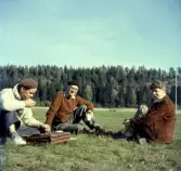 Tre okända personer på utflykt i Grödinge