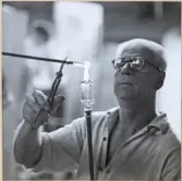 Verksamhet i hyttan på Strömbergshyttan.
