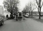 Brandkåren släcker en brinnande bil vid Frejagatan på Solängen i Mölndal, år 1994.