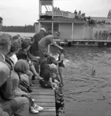 Simningen, 16/8 1942. 
Vinnaren vid simtävlingarna får motta segerkrans.