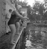 Simningen, 16/8 1942. 
Inför starten av en simtävling.