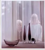 Några vaser och en skål, Strömbergshyttan, med skymten av två barn. 
Utställningsfoto (?).