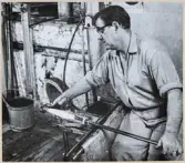 Verksamhet i hyttan, Strömbergshyttan.
Kjell Andersson formar ett föremål.