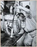 Verksamhet i hyttan, Strömbergshyttan.
Kjell Andersson formar ett föremål.