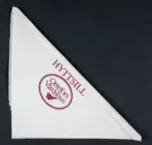 En vit pappersservett med rött tryck 