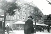 Köpenhamn 1920. Hotel dángleterre i bakgrunden samt människor i stadsmiljö.