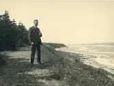Tandläkare Gunnar Högberg stående på en strand i Huleröd, Danmark 1920.