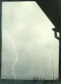Bild av ett blixtnedslag någonstans i Huleröd, Danmark 1920.