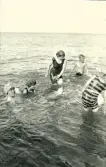 Ett gäng semesterfirare som badar i Huleröd. Danmark 1920