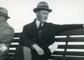 Tandläkare Gunnar Högberg sittande på en bänk i Hornbaek, Danmark 1920.
