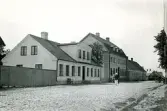 Byggnader som ligger efter en kullerstensgata i Torekov, Skåne 1922.