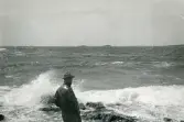 Tandläkare Gunnar Högberg står och blickar ut över havet vid Torekov, Skåne 1922.