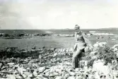 Tandläkare Gunnar Högberg sitter på ett klippblock vid kusten i Torekov, Skåne 1922.
