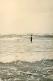 Tandläkare Gunnar Högberg ute och badar i höga vågor vid Liseleje strand, Danmark 1925.