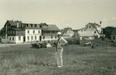 Tandläkare Gunnar Högberg poserar framför Strandhotellet Liseleje i Danmark 1925.
