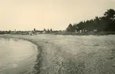 Stranden vid Snäckgärdsbaden i Visby på Gotland med människor som badar, 1927.