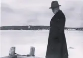 Tandläkare Gunnar Högberg stående vid sjön Siljan, Dalarna under en kall vinterdag 1926.