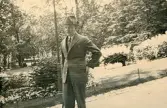 Tandläkare Gunnar Högberg på promenad i Humlegården, Stockholm 1927.