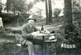 Tandläkare Gunnar Högberg tar en paus efter matcherna vid Davis-cupen mellan Sverige - Frankrike i Stockholm 1926.