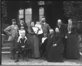 Familjebild med olika generationer i familjen Gustaf von Segebaden. Bilden är troligen tagen vid deras gods Fjelldalen/Fjälldalen i Harplinge. Omkring sekelskiftet 1900.