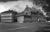 Exteriörbild av Centralskolan i Laholm, som numera heter Parkskolan. Den ursprungliga delen till höger uppfördes 1915. Förlag: Einar Lindgrens Bokhandel, Laholm.