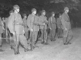 Kungabesöket, Gustaf VI Adolf, i Varberg. Hemvärnsmän står uppställda i uniform vid kungabesöket. Artikel i samband med bilden publicerad i Varbergs Tidning 1954-06-23.