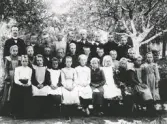 Skolfoto från Markhults folkskola. Sannolikt är det läraren som heter K J Schultz.
