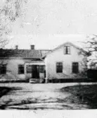 Backa folkskola i Värö. Tillhör samlingen med fotokopior från Hallands Nyheter som är från 1930-1940-talen. Denna bild kan vara äldre då den är reprofotograferad.