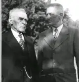 Från folkskolan i Åhs. T v okänd, t h Johan Alfred Johansson, se även bild FHN280_9 (I tidningen Johan Johansson, Kärragärde), f d elever. Bilden hör samman med artikeln i Hallands Nyheter, 1944-08-09, 