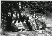 Från folkskolan i Åhs.  Gruppbild utomhus med deltagarna på folkskolans jubileum. Bilden hör samman med artikeln i Hallands Nyheter, 1944-08-09, 