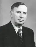 Två foton av folkskolläraren och organisten Harald Gävert (Harald Gewert) som levde 1891-1949. Tillhör samlingen med fotokopior från Hallands Nyheter som är från 1930-1940-talen.