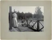 Ulla Dahlgren med barnen Agnes och Sven samt familjens hund, Marielund, Uppland