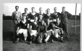Gruppbild av ett uppställt fotbollslag. Kan vara Åsa IF eller A? IF. Tillhör samlingen med fotokopior från Hallands Nyheter som är från 1930-1940-talen.