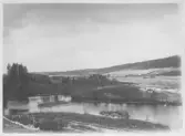 Dammen byggs 1897- Vy över Dalälven och ängsmark.