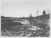 Dammen byggs 1897- Vy över dammbygget och arbetet innanför fördämningen.