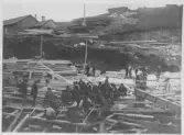Dammen byggs 1897- Arbetslaget sitter samlat.