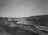 Kvarnsvedens pappersbruk (D989) Vy över bruket och dammen.