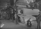 Kvarnsvedens pappersbruk. (D795) Interiör bruket. Arbete vid en pappermaskin PM 7.