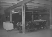 Kvarnsvedens pappersbruk. (D1012) Interiör bruket. Formatskärmaskinerna. Den äldre mannen är H. Wiberg.