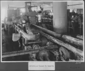 Kvarnsvedens pappersbruk. Barkning av långved för huggning. B658