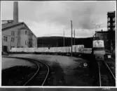 Kvarnsvedens pappersbruk, Pappersmaskin 8, byggnation del 1 och 2. Tåg lastat med pappersbalar B692