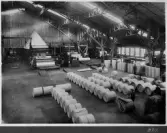 Kvarnsvedens pappersbruk, Pappersmaskin 8, byggnation del 1 och 2. Interiör bruket, pappersrullar, pappermaskin och bruksarbetare.  B717