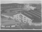 Kvarnsvedens pappersbruk, C 6479.  17-9-1930. Vy över nybygget och äldre del av bruket.