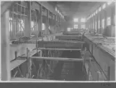Kvarnsvedens pappersbruk, C 6536.  27-10-1930. Vy invändigt över bygget.