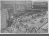 Kvarnsvedens pappersbruk, C 6607.  23-3-1931. Interiör bruket, Montering av pappersmaskin, PM8