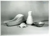 Vas, sköldpadda och skålar från Bo Fajans, omkring 1900-talets mitt. Sjö och havstema.