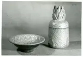 Skål samt annannasformad burk med lock (D308) från Bo Fajans, omkring 1900-talets mitt.