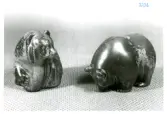 Björnfiguriner från Bo Fajans, formgivare Stig Blomberg, omkring 1900-talets mitt. Inför Bo Fajans jubileumsutställning 1949.