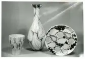 Vas, bägare och fat från Bo Fajans, formgivare Maud Fredin-Fredholm, omkring 1900-talets mitt.
