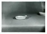 Serveringsfat med handtag från Bo Fajans, omkring 1900-talets mitt.